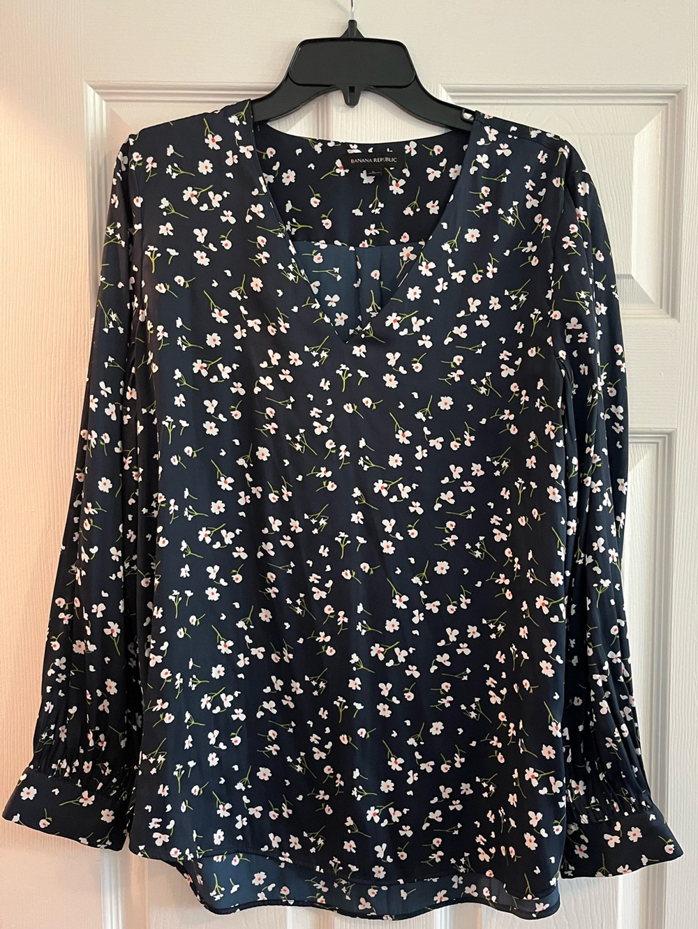 Banana Republic v-neck blouse in navy with flowers size L
